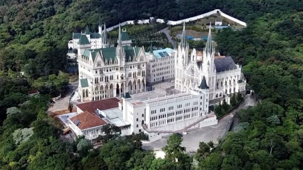 A Basílica Nossa Senhora do Rosário Caieiras também foi construída pelo mesmo grupo, e é mais imponente. Imagem: Reprodução Youtube Drone Sampa