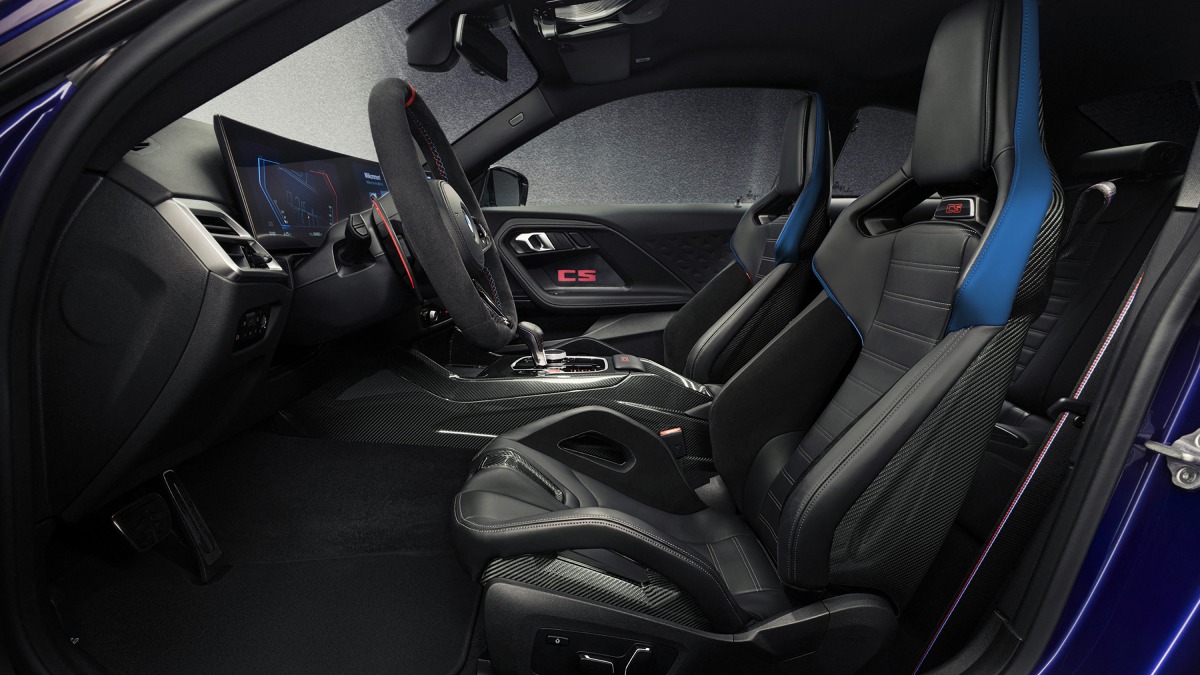 M2 CS traz acabamento em Merino preto, detalhes exclusivos da variante CS em fibra de carbono. /Foto: Divulgação