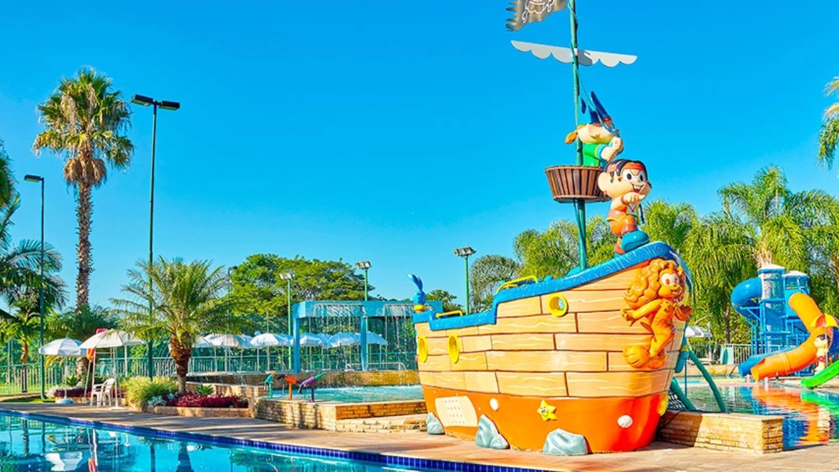Bourbon Resort Atibaia: na parte de fora, outra piscina possui brinquedos temáticos da Turma da Mônica. O complexo complementa a diversão com piscinas climatizadas ao ar livre e uma piscina coberta e aquecida. Foto: Divulgação