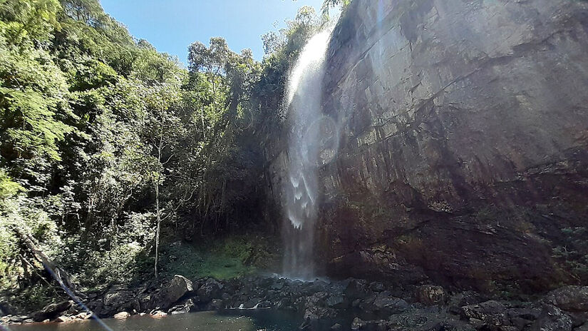 Para a Cachoeira do Patrício há um poço natural cercado por paredões. Já para a Cachoeira do Cochó há uma "pequena praia" de areia ao seu redor - (Ketgalactica/Wikimedia Commons)