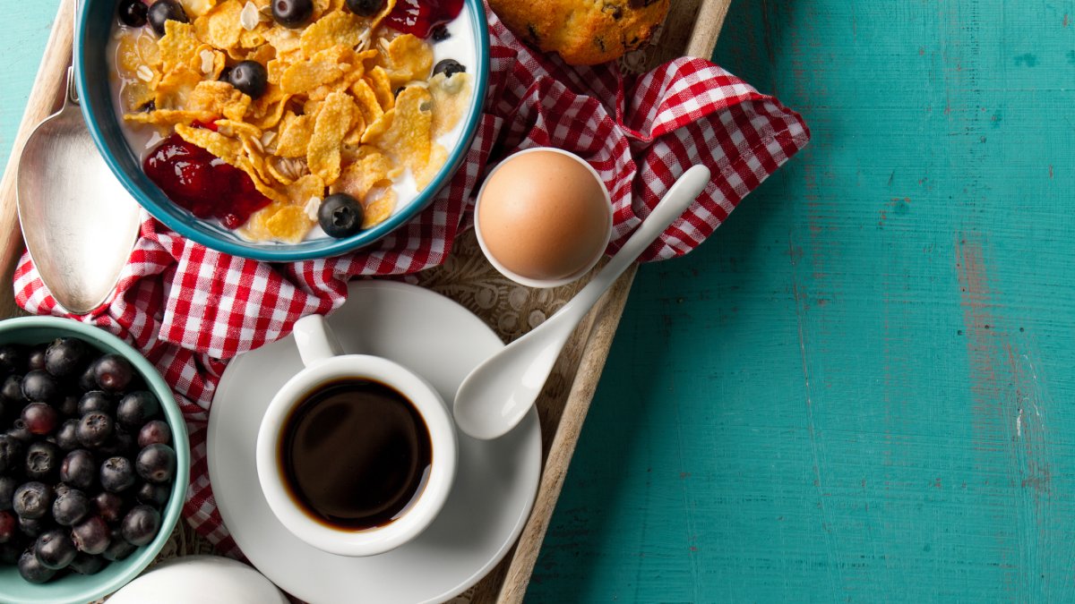 Para um café da manhã nutritivo e energizante, é importante combinar proteínas, carboidratos complexos, fibras e gorduras saudáveis. Ovos e iogurte grego são ótimas fontes de proteína que promovem saciedade. Aveia e pão integral fornecem fibras e energia de longa duração. Frutas e sementes garantem vitaminas e gorduras boas. Combinar esses grupos alimentares, como uma omelete com vegetais ou iogurte com frutas e sementes, resulta em uma refeição completa e saborosa. Fotos: Freepik