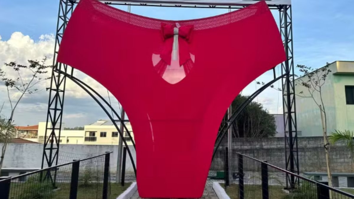 A maior calcinha do Brasil também fica em Juruaia e possui cerca de cinco metros de altura (Foto: Divulgação)