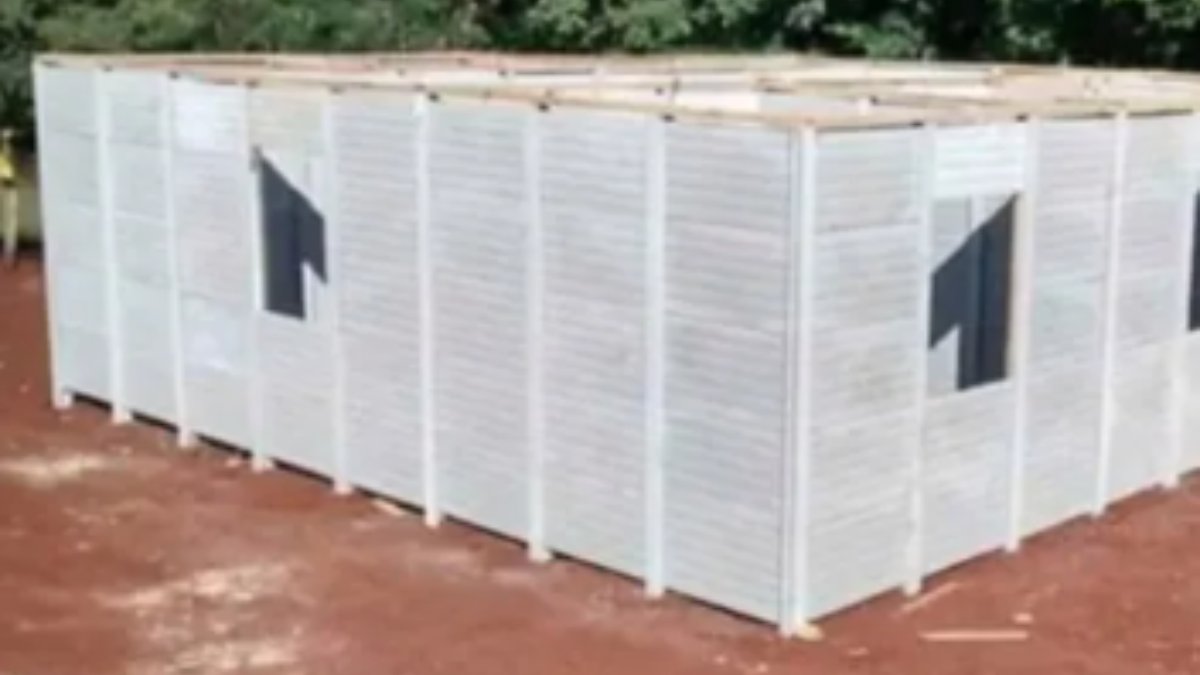 O kit de casa pré-fabricada inclui: revestimento externo em placa cimentícia, revestimento interno em gesso, portas e janelas de alumínio branco com vidro e rejas.