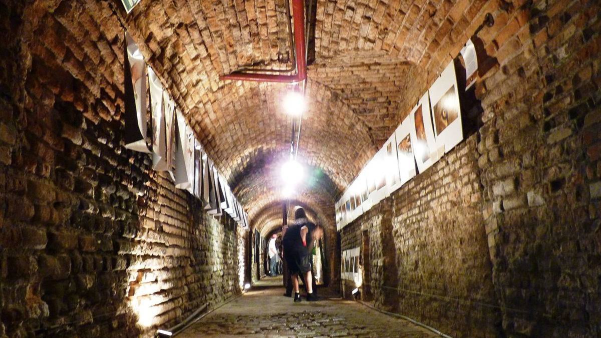 Túnel da Rota: histórias e lendas da mansão da luz Localizado no bairro Água Branca, a Casa das Caldeiras foi construída na década de 1920 como parte de um grande complexo de fábricas. Em seu subsolo estão os túneis por onde passava a fumaça até as chaminés, e desde a desativação das indústrias, o espaço se tornou um centro cultural com exposições e oficinas artísticas. Visitas guiadas aos domingos, às 11h30 e 13h30 Grátis mediante reserva prévia aqui Avenida Francisco Matarazzo, 2000 Água Branca Foto: Wikimedia Commons