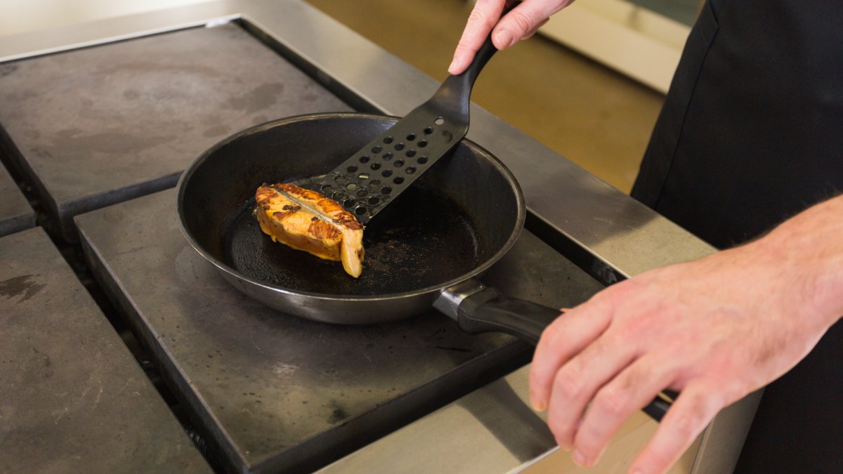 Para quem não quer ou não pode comprar uma frigideira elétrica, aqui vão outras dicas para não deixar os alimentos grudarem no fundo da panela: Pré-aqueça a panela e o óleo: coloque a panela vazia em fogo médio-alto por alguns minutos para que ela aqueça uniformemente. Em seguida, adicione o óleo ou a manteiga e espere que ele aqueça. Ele deve se espalhar facilmente pela superfície.