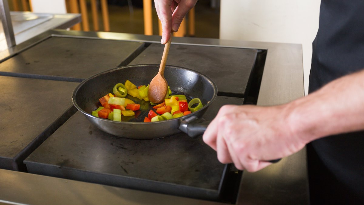 Fogão e cooktop: o fogão tradicional com seu forno integrado ainda é uma alternativa prática e econômica para cozinhar e reaquecer. Os cooktops, especialmente os de indução, oferecem uma opção mais moderna e que pode economizar espaço na bancada. Fotos: Freepik