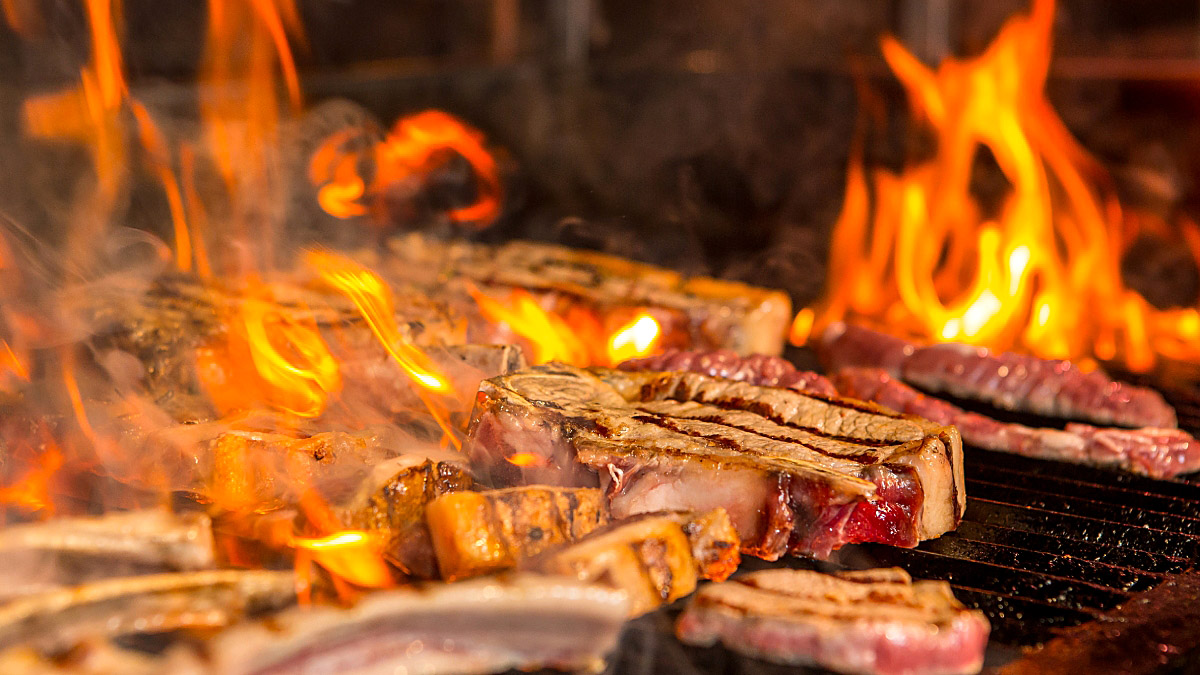Há duas maneiras mais famosas para utilizar o chimichurri durante o churrasco: a marinada e a como molho de acompanhamento - (Azerbaijan stockers/Freepik)