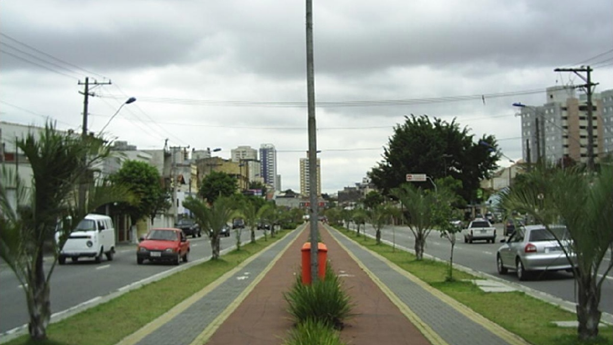 Cidade também possui ciclovias. Imagem: Ulamm/Wikimedia Commons