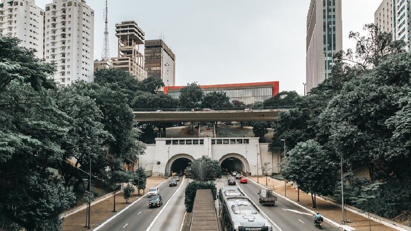Para justificar a escolha da capital paulista como a metrópole mais horrorosa do Brasil, os avaliadores do site consideraram critérios como pobreza, violência, poluição e o famoso trânsito - (Caroline Cagnin/Pexels)