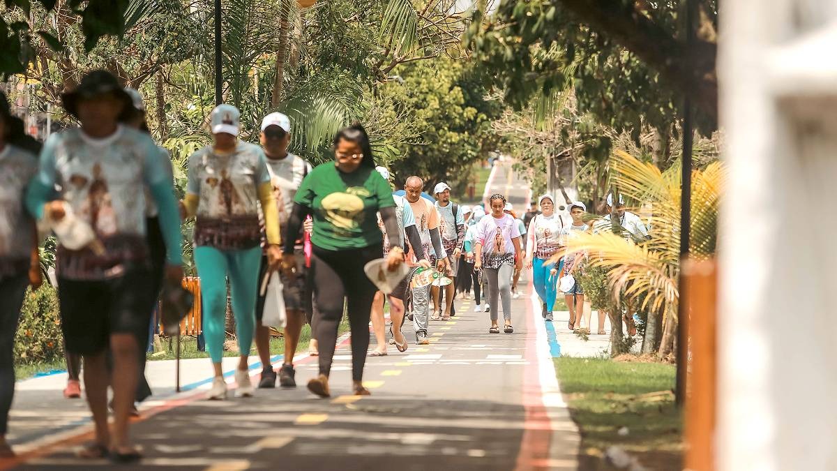 Chegada dos romeiros na avenida Duque de Caxias - (Rogério Uchôa/Agência Pará)