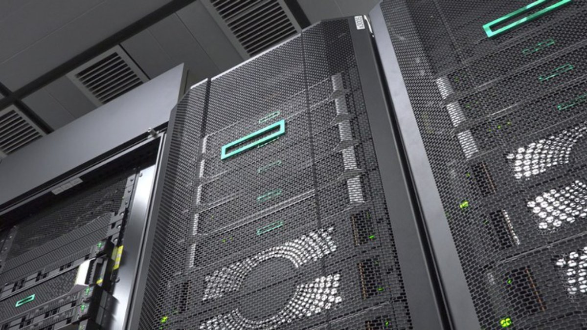 Novo sistema possui 29 mil processadores capazes de fazer 1,6 quadrilhão de cálculos por segundo. /Foto: SECOM/INPE