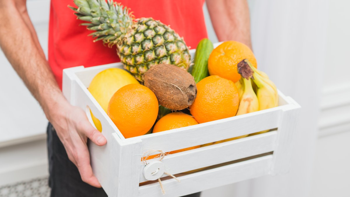 Para evitar cãibras, aumente o consumo de alimentos ricos em potássio, magnésio e cálcio. Aumentar a ingestão de líquidos, especialmente água, também é fundamental para a prevenção. Alimentos ricos em potássio: Banana, abacate, água de coco, melão, melancia, batata, batata-doce, abóbora, laticínios e peixes.