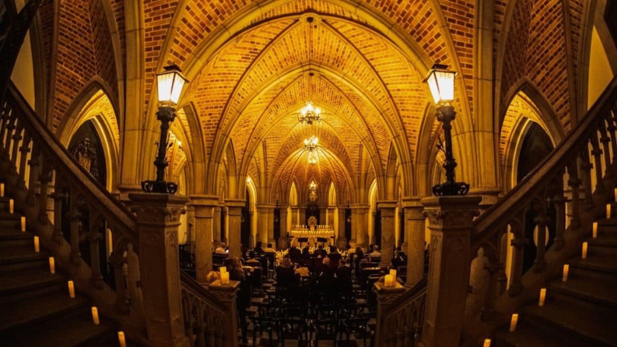 Cripta da Catedral da Sé: história sob os pés da cidade A cripta da Catedral da Sé é um verdadeiro mergulho no passado. No local, estão os restos mortais de bispos e figuras importantes da história de São Paulo. O espaço, inaugurado junto com a catedral, combina religiosidade e arte, com túmulos ornamentados e esculturas. Hoje, também recebe concertos à luz de velas, que transformam o ambiente em um cenário quase místico. Segunda a sábado, das 9h30 às 16h; domingo, a partir das 12h R$ 10 Praça da Sé, s/n Sé Foto: Wikimedia Commons