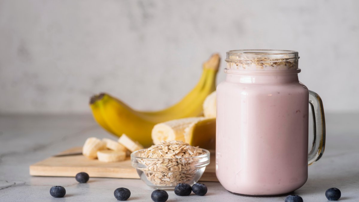 Vitamina proteica de banana e mirtilo: cremosa e nutritiva Para começar, que tal uma opção que une o dulçor da banana com o toque levemente ácido do mirtilo? Esta receita é simples e garante uma bebida cremosa e homogênea. Fotos: Freepik
