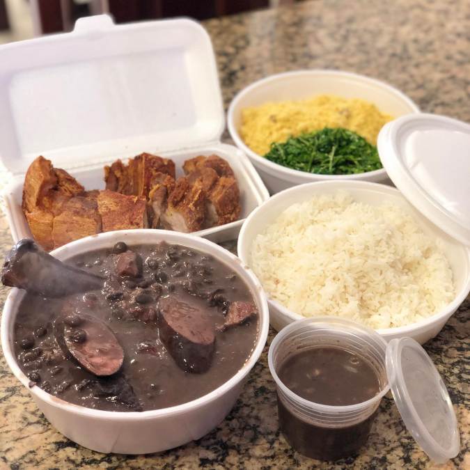 Restaurante Tia Lourdes oferece comida brasileira tradicional, mas a feijoada e o 'torresmão' são as marcas fortes da casa. Também é possível pedir por aplicativos de delivery como iFood, Rappi e pelo próprio sistema do restaurante. / Divulgação