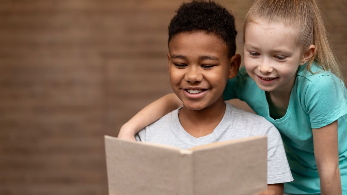 A leitura recreativa também tem um papel importante no fortalecimento da criatividade, da linguagem e da capacidade cognitiva (Fotos: Freepik)