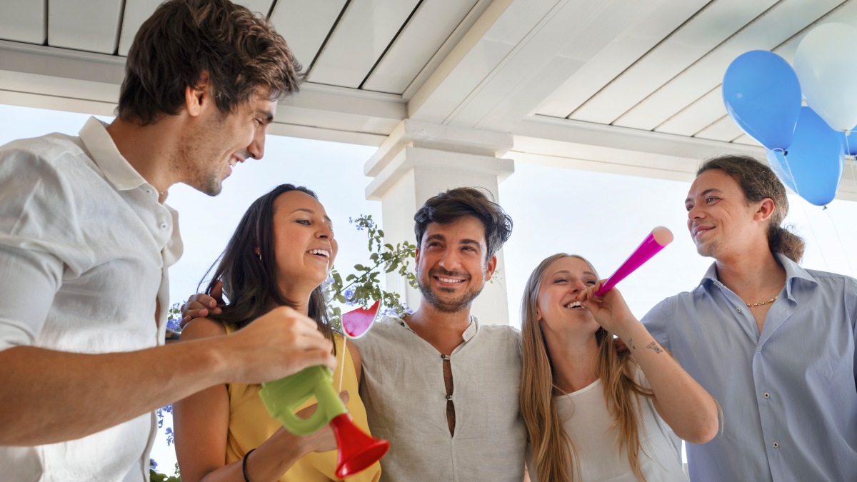 Mais do que uma moda passageira, a tendência reflete uma mudança de comportamento entre casais que buscam experiências significativas antes do casamento.