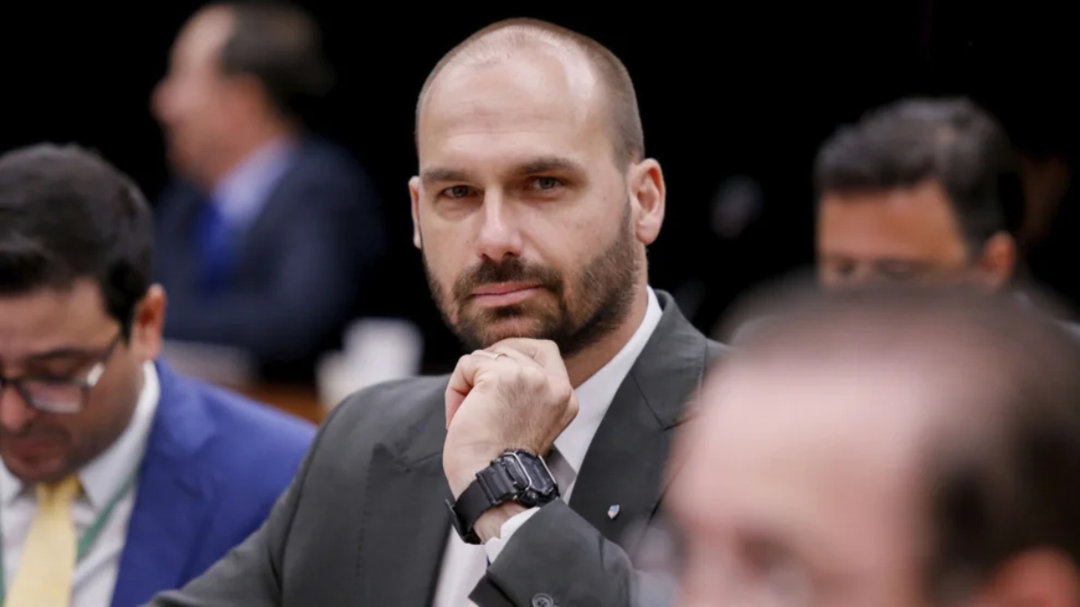 Eduardo Bolsonaro deve voltar ao Brasil assim que terminar a licença de quatro meses do mandato de deputado federal e também é nome forte a disputa do Senado. Foto: Elaine Menke/PL