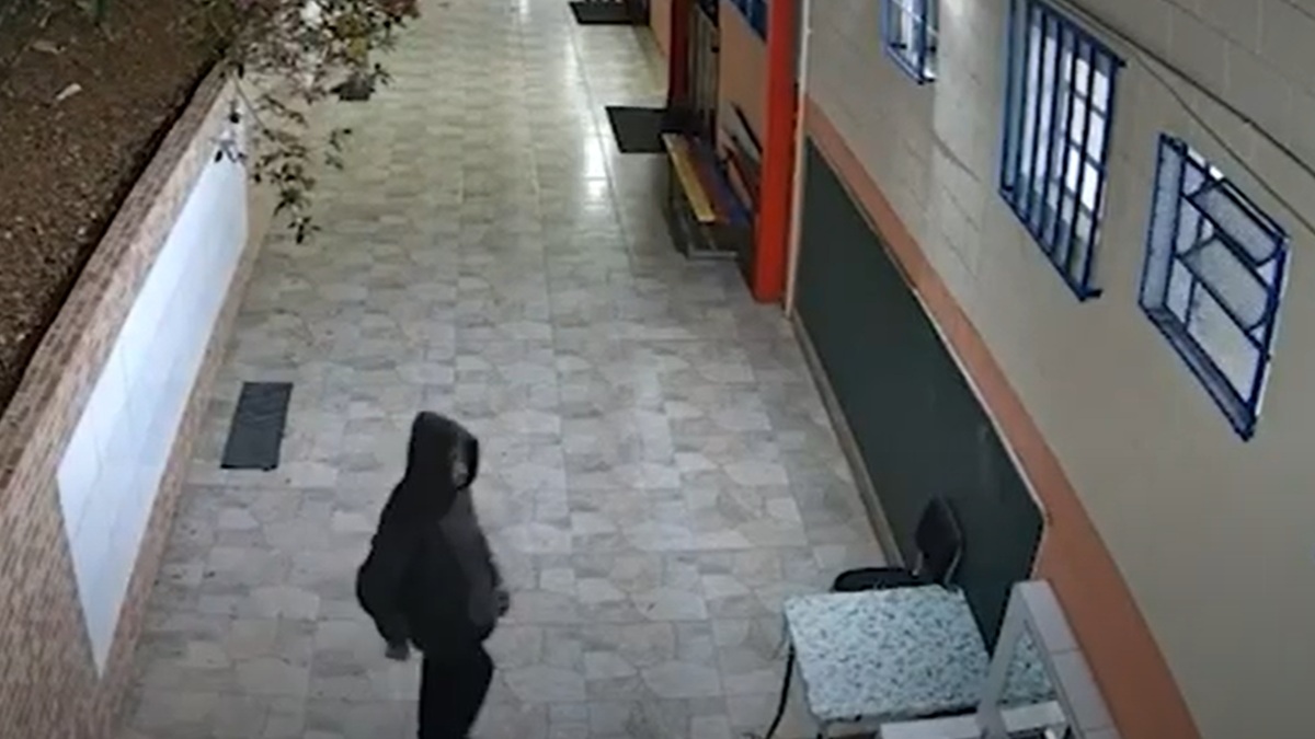 Rapaz encapuzado invadiu escola municipal infantil na região de Artur Alvim/Divulgação/Smart Sampa