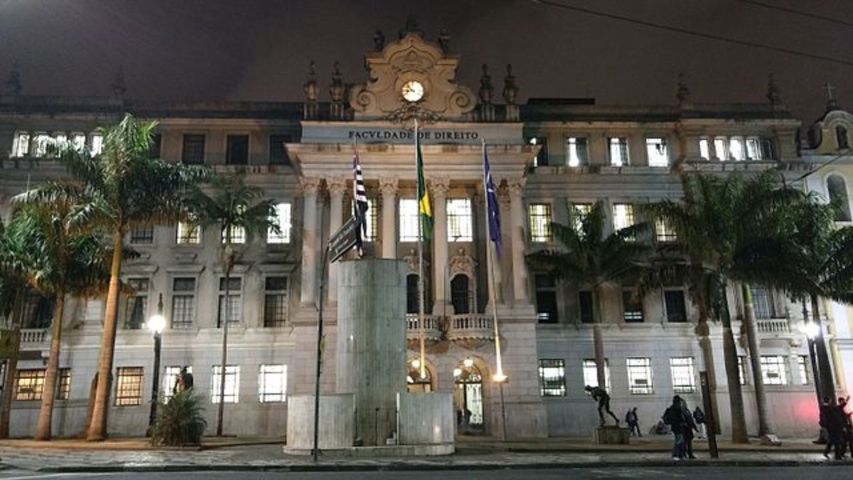 O corpo do professor alemão Julius Frank está enterrado em um dos pátios da Faculdade de Direito da Universidade de São Paulo. Fotos: Wikimedia Commons