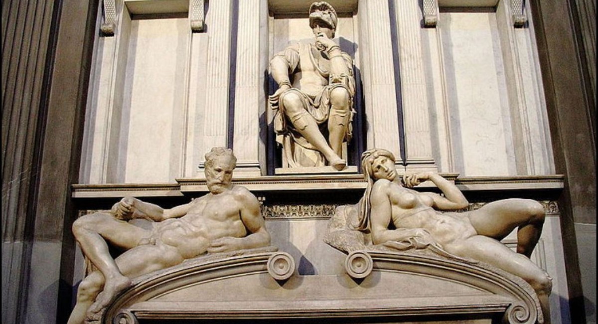 Embora inspirada em uma das mais grandiosas obras do Renascimento, a fonte paulistana traz uma adaptação peculiar. Durante a instalação, as figuras masculinas, que originalmente aparecem nuas nas esculturas de Michelangelo, foram parcialmente "vestidas". Foto: Wikimedia Commons