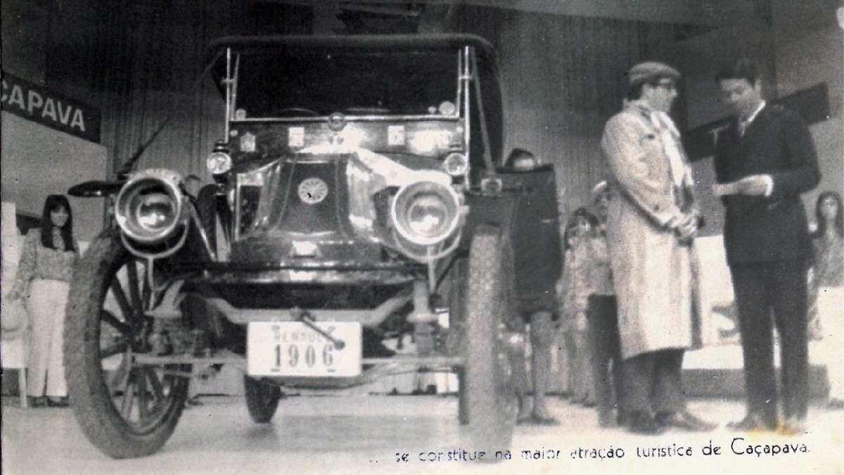 Registro histórico de Roberto Lee e carro antigo. Imagem: Prefeitura de Caçapava