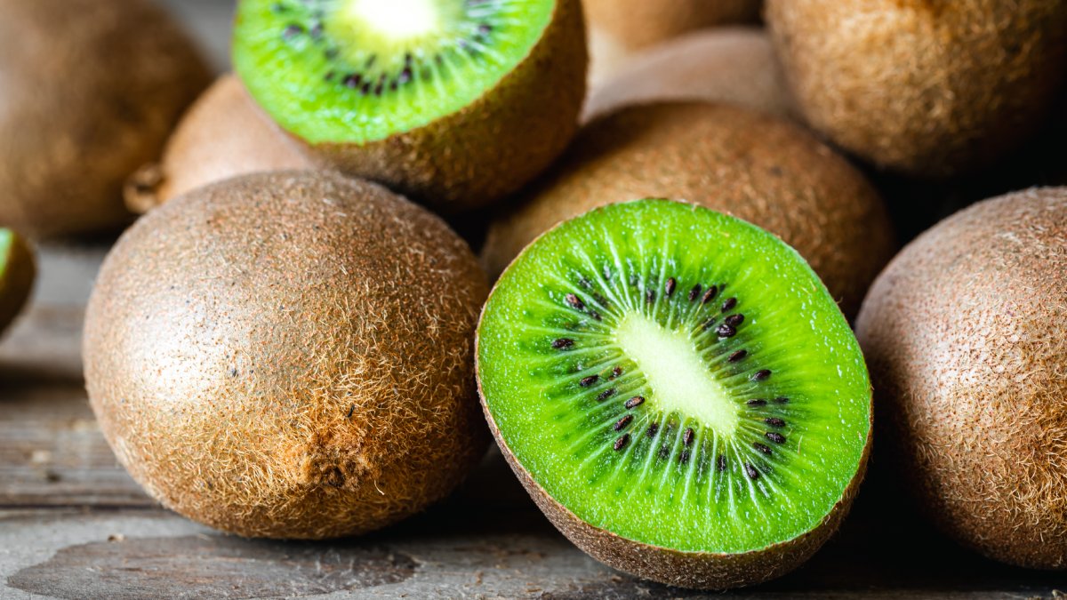 Estudos mostram que consumir kiwi diariamente melhora o humor e aumenta a energia em poucas semanas