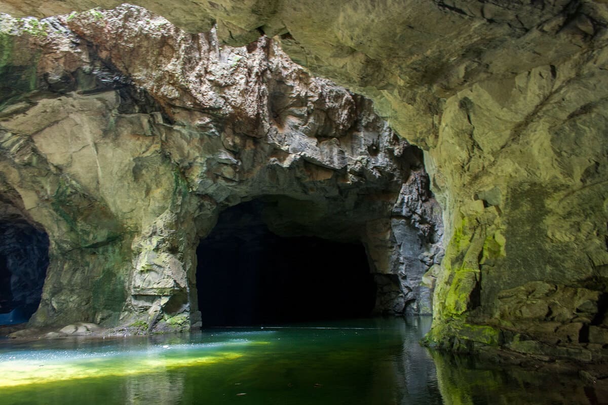 Gruta do Anjo é uma antiga pedreira que se transformou em um lago de águas cristalinas | Divulgação
