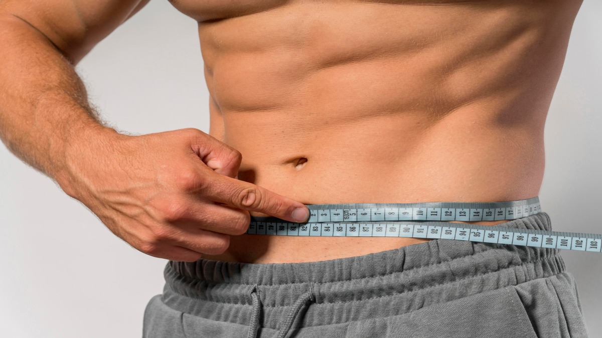 Praticar atividade física regularmente também é essencial, pois ajuda o corpo a retomar a queima de gordura e a reduzir o acúmulo de tecido adiposo na região do abdômen (Fotos: Freepik)