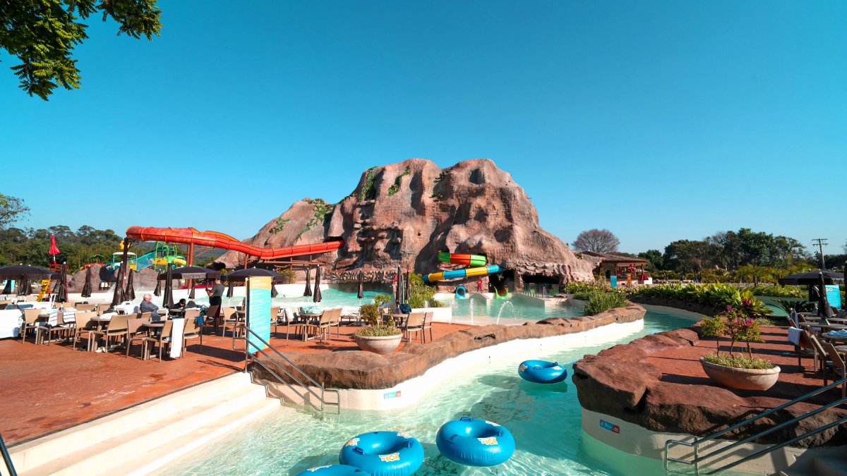 Tauá Resort Atibaia: na área externa fica a Ilha Tauá, um parque aquático que tem como destaque uma montanha artificial. Nela estão instalados dois toboáguas e uma emocionante montanha-russa aquática com subidas e quedas. Foto: Divulgação