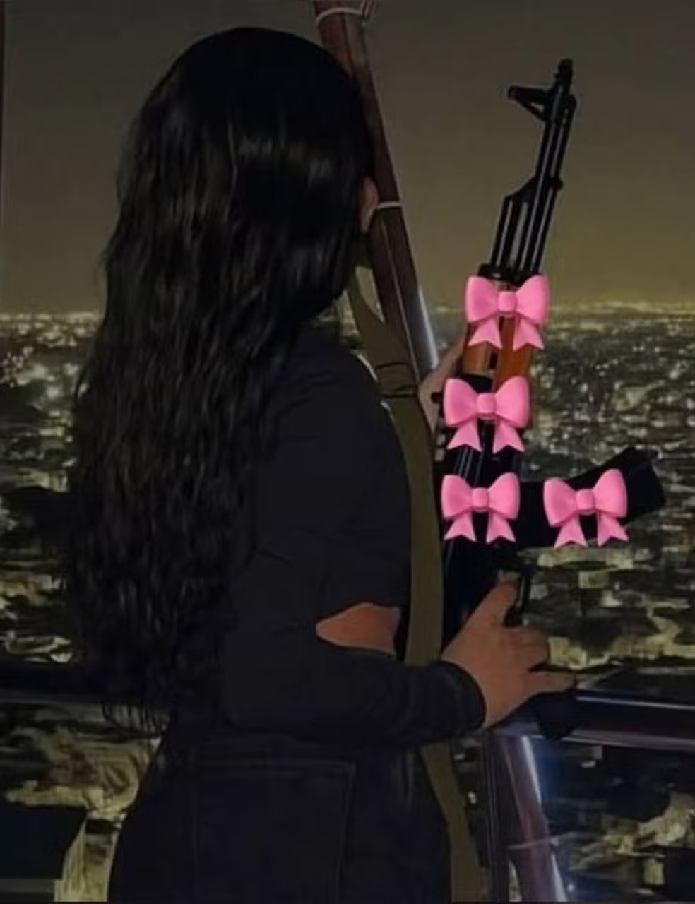 Penélope ostentava armas e poses provocantes nas redes sociais, o que lhe rendeu o apelido de "musa do crime". Foto: Reprodução