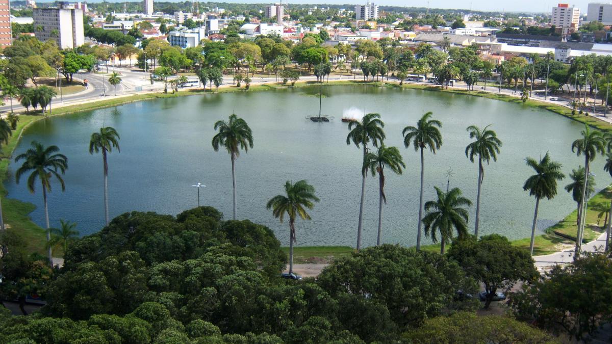 O verde contrasta com o azul do mar e garante um ar puro, além de uma sensação de tranquilidade rara nas grandes capitais.