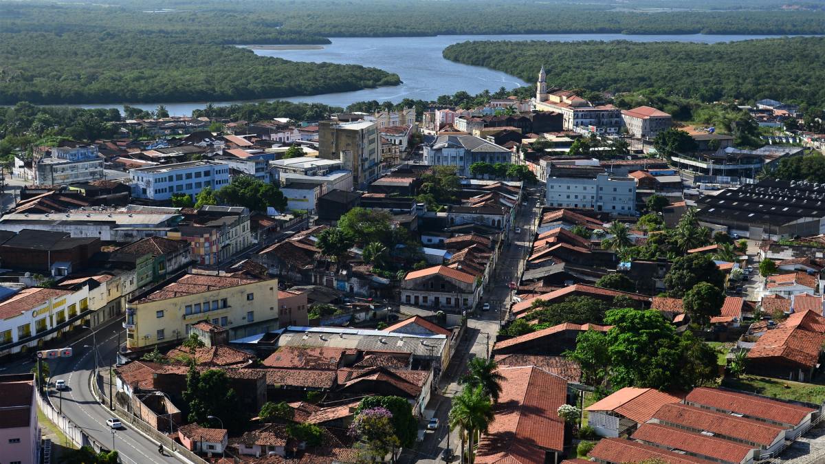 Esse equilíbrio entre natureza e urbanização faz de João Pessoa uma referência em qualidade de vida no Nordeste. Suas praias, como Tambaú e Cabo Branco, têm mar morno e tranquilo, ideais para famílias e quem busca descanso à beira-mar. Fotos: Wikimedia Commons