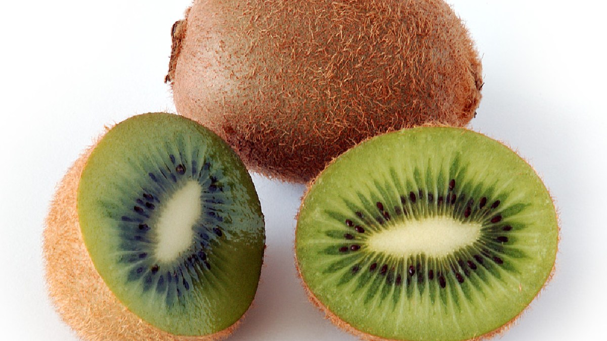 O kiwi possui vitaminas, minerais e um tipo especial de fibra. Imagem: André Karwath/Wikimedia Commons