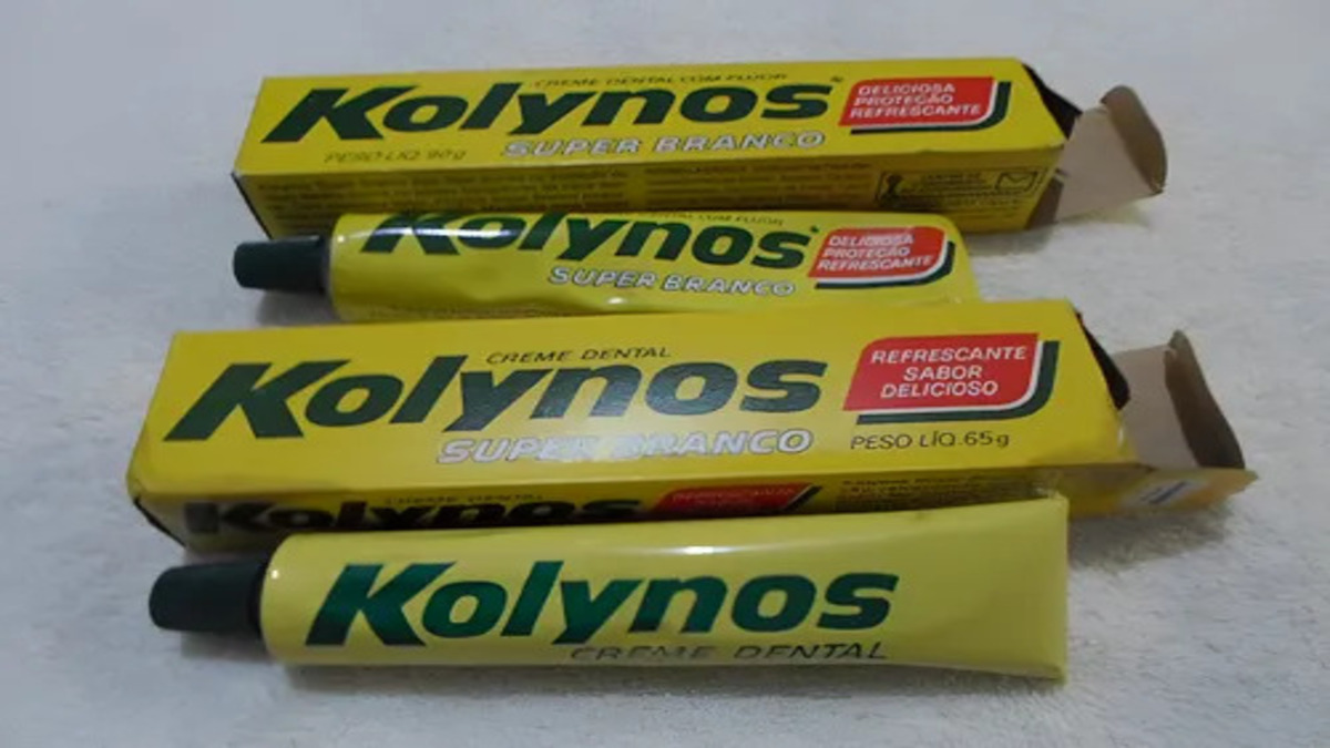 Kolynos: a pasta de dente que virou sorriso Após oito décadas dominando o mercado, a Kolynos anunciou o fim de sua produção. A decisão foi tomada para atender às exigências do Cade (Conselho Administrativo de Defesa Econômica), que atuou para evitar um monopólio no setor de higiene bucal. Na época, a Kolynos era responsável por 56% das vendas no país e faturava cerca de 400 milhões de dólares por ano. Produzia, todos os meses, 45 milhões das icônicas bisnagas amarelas. A promessa era de uma pausa de apenas quatro anos mas ela nunca voltou. Foto: Divulgação