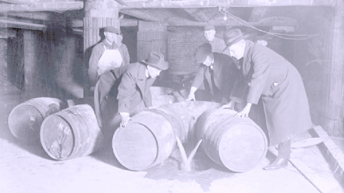 Apreensão de álcool em Chicago em 1921. Imagem: Domínio Público