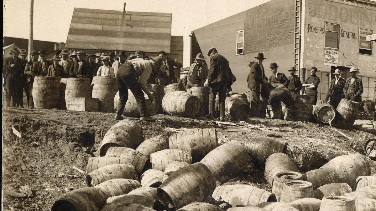 Apreensão de álcool ilegal no Canadá em 1925. Imagem: Domínio Público
