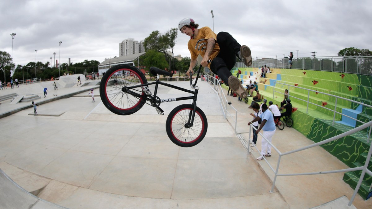 Com 38.500 m², o Centro de Esportes Radicais, no Bom Retiro, tem pista de skate, ciclovia, trilhas e a Pumptrack circuito onde o praticante ganha velocidade sem pedalar. A entrada é gratuita. Foto: Cesar Ogata / SECOM