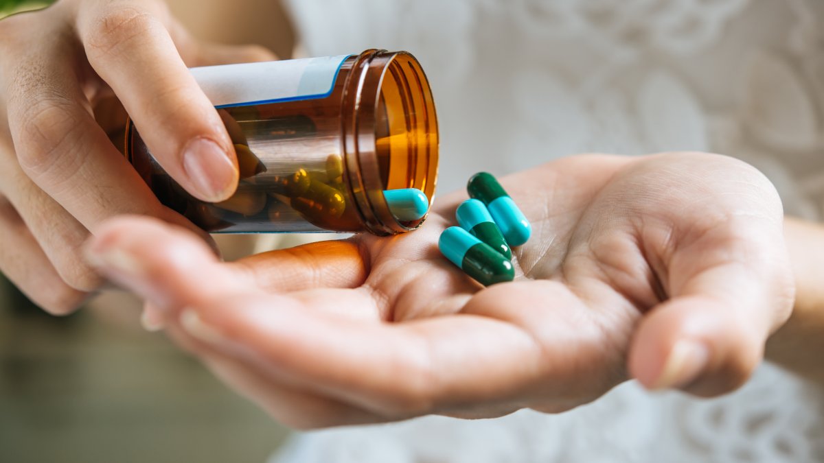 Vale a pena conversar com um médico ou farmacêutico para saber se algum remédio pode estar causando constipação (Fotos: Freepik)