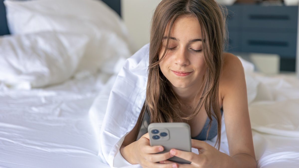 Jovens defendem que passar horas deitado, comendo ou usando o celular, é produtivo para o descanso.