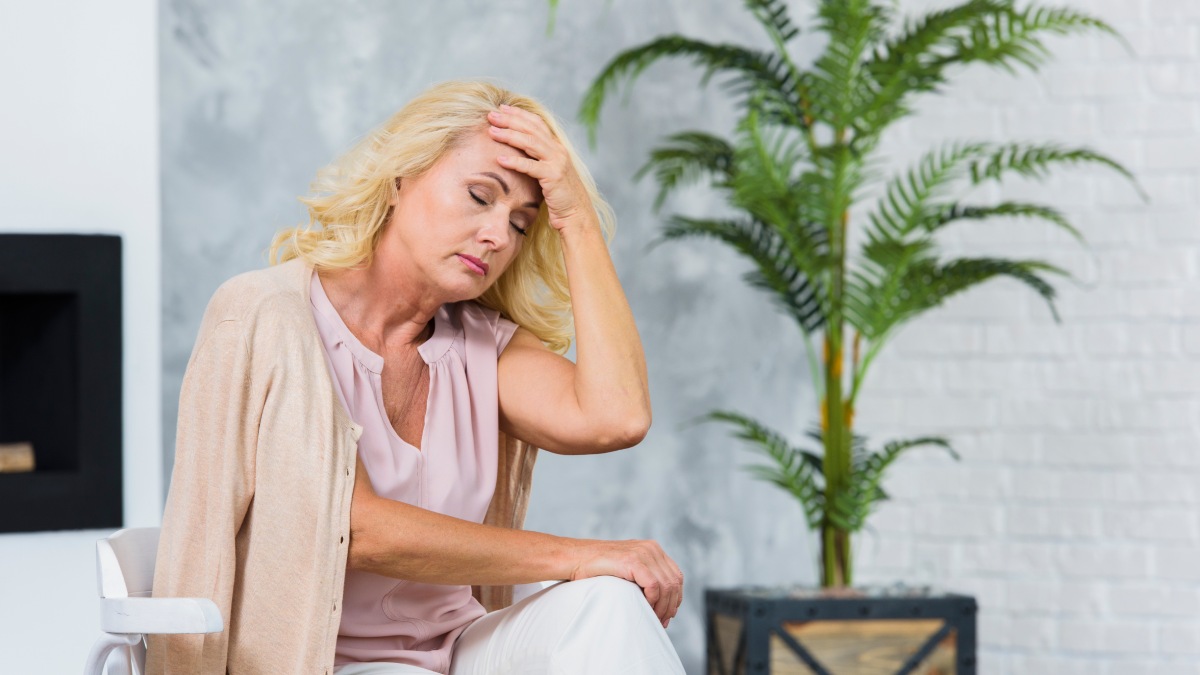 Ondas de calor, irritabilidade, insônia, ressecamento vaginal e perda de libido estão entre os sintomas mais comuns relatados por mulheres nessa fase. Ainda assim, nenhuma mulher precisa normalizar o desconforto ou enfrentar o processo sozinha. 