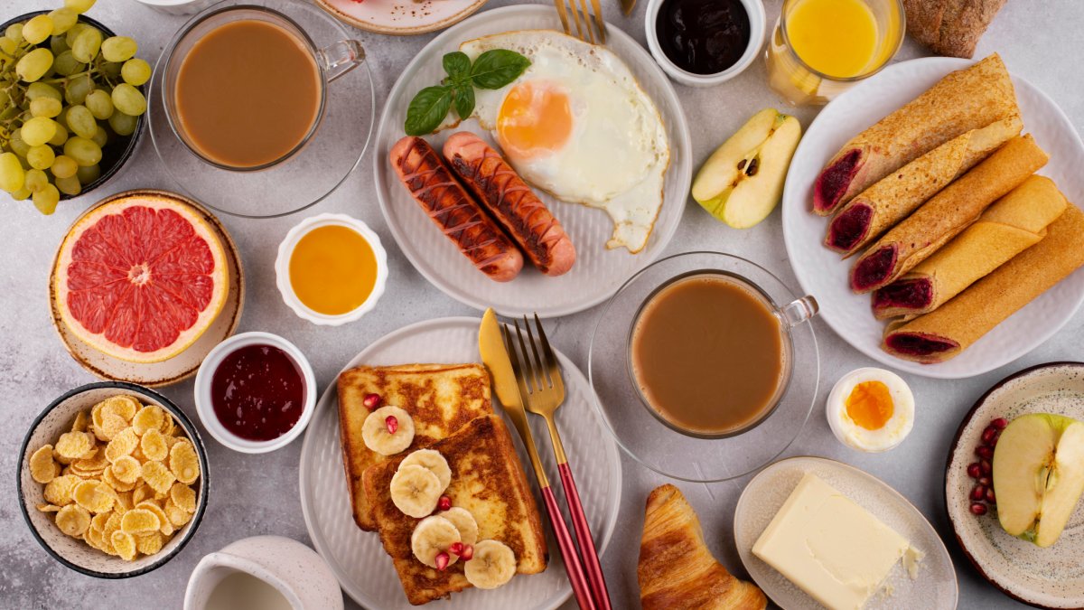 Para um café da manhã saudável, priorize uma combinação de proteínas (ovos, iogurte natural, queijos brancos), carboidratos complexos e fibras (pão integral, aveia, frutas, batata doce) e gorduras saudáveis (abacate, oleaginosas) para garantir saciedade, energia e nutrientes essenciais para o dia.