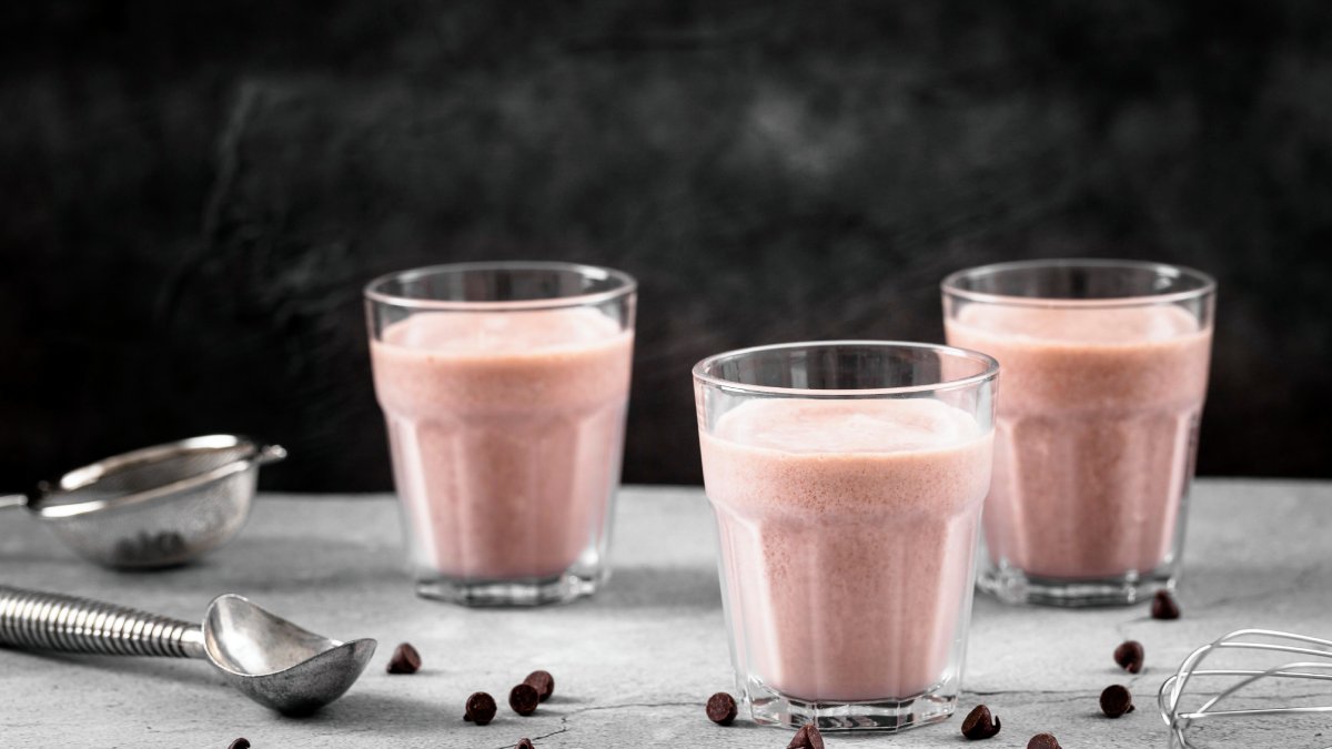 Vitamina de banana com amendoim: o match perfeito para energia A combinação de banana e pasta de amendoim é clássica e fornece uma excelente fonte de energia e gorduras saudáveis, além da proteína. O leite de amêndoas deixa essa versão ainda mais leve.