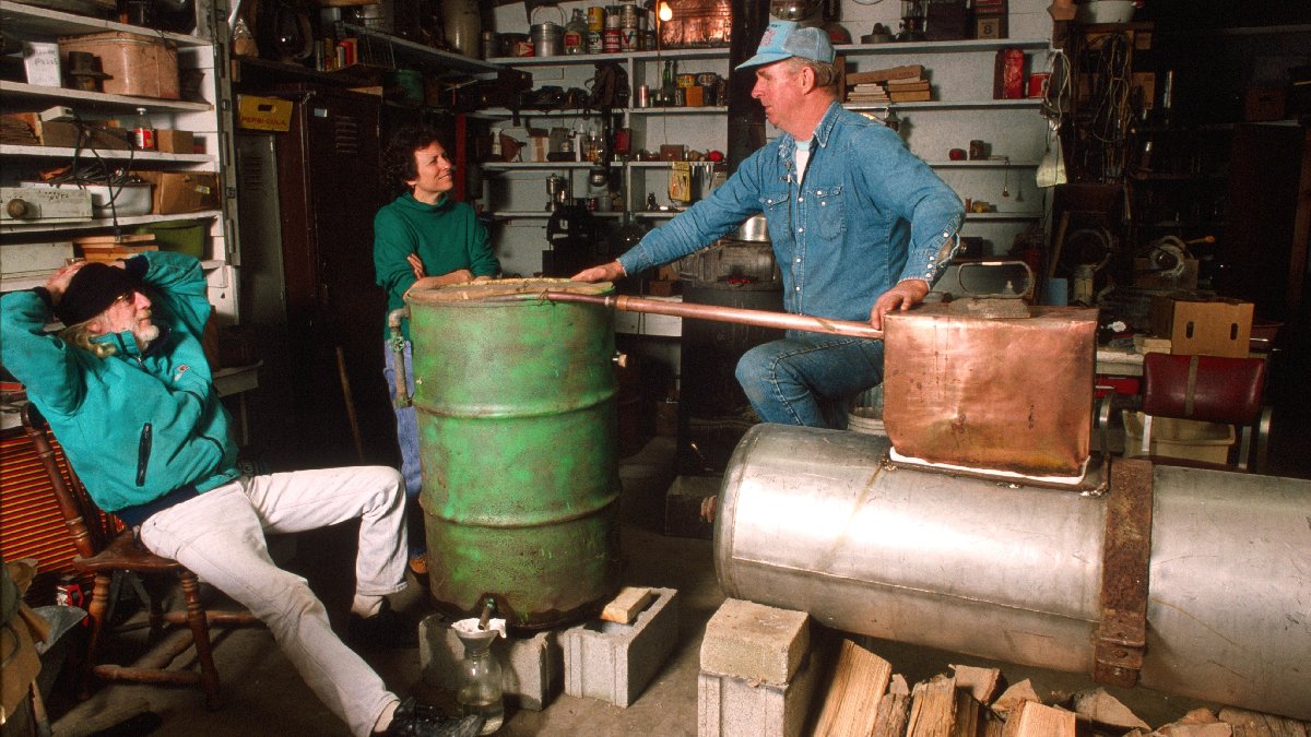 John Bowman, que produzia moonshine em West Virginia, explica o trabalho. Imagem: Domínio Público