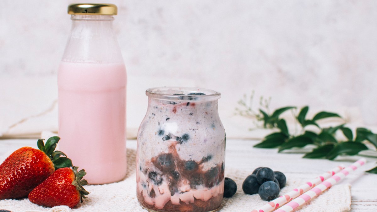 Morango, iogurte grego e chia: uma explosão de sabor e proteína Se você prefere um sabor mais refrescante e uma dose extra de probióticos, a vitamina de morango com iogurte grego, chia e whey protein é a pedida certa. A chia ainda adiciona fibras, enriquecendo ainda mais o preparo.
