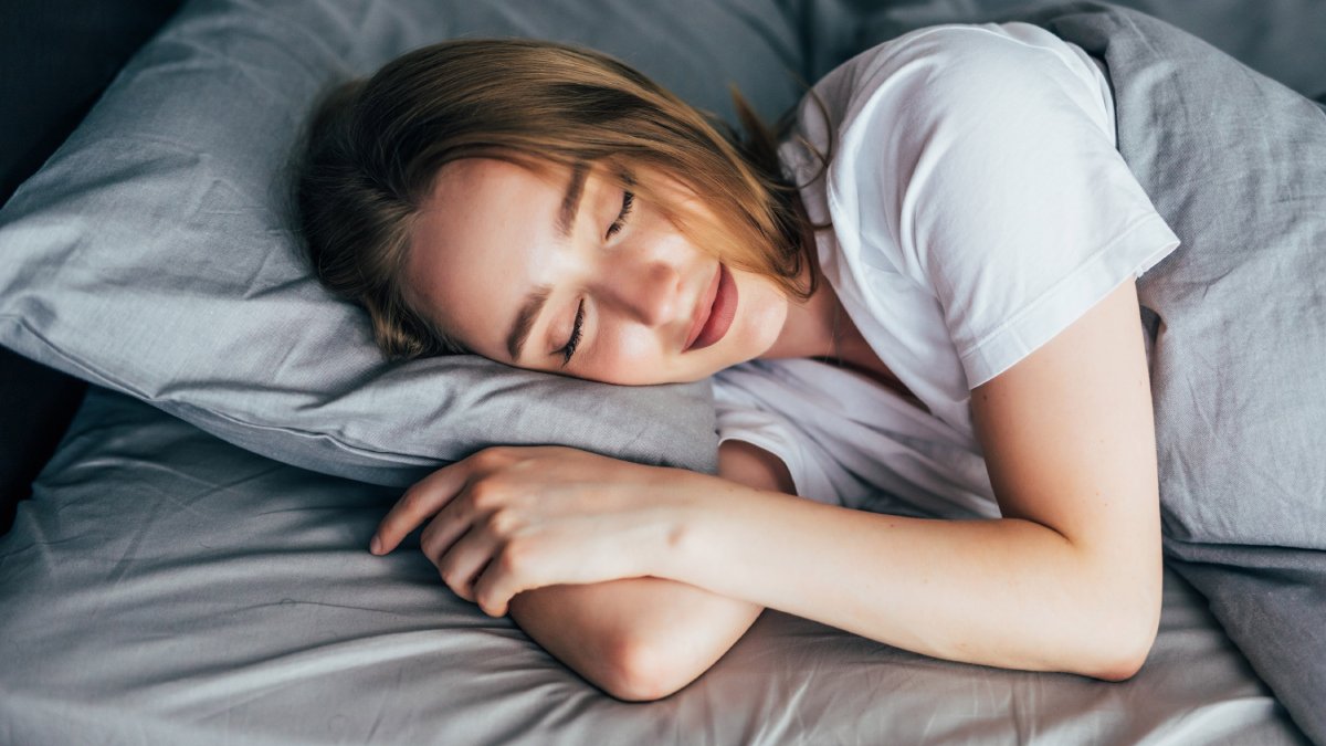 A falta de sono aumenta hormônios que estimulam a fome e reduzem a saciedade