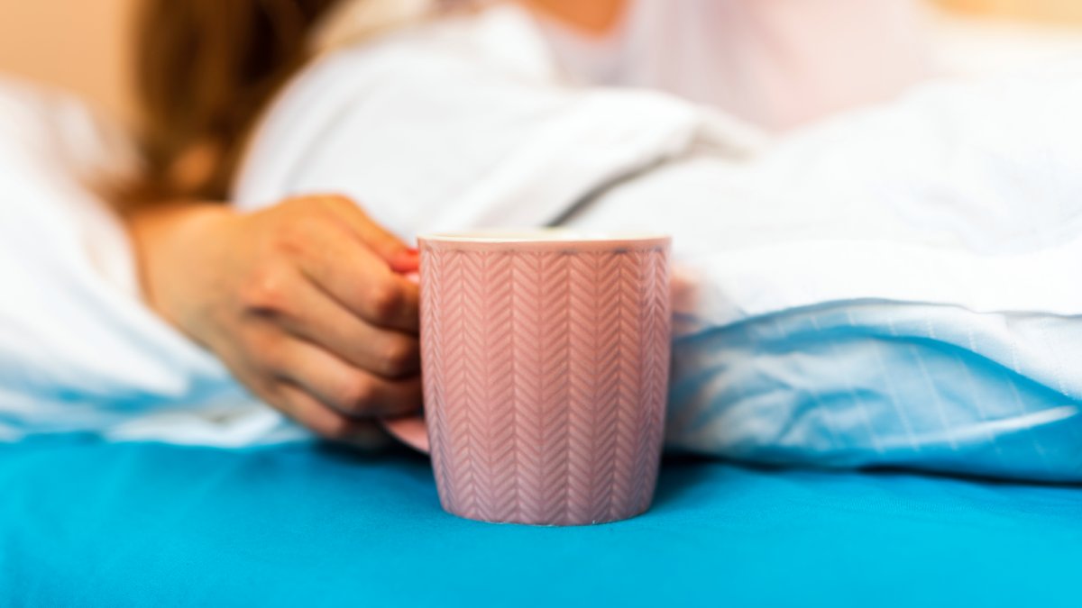A técnica funciona porque o café age no mesmo tempo em que o corpo elimina a sonolência leve