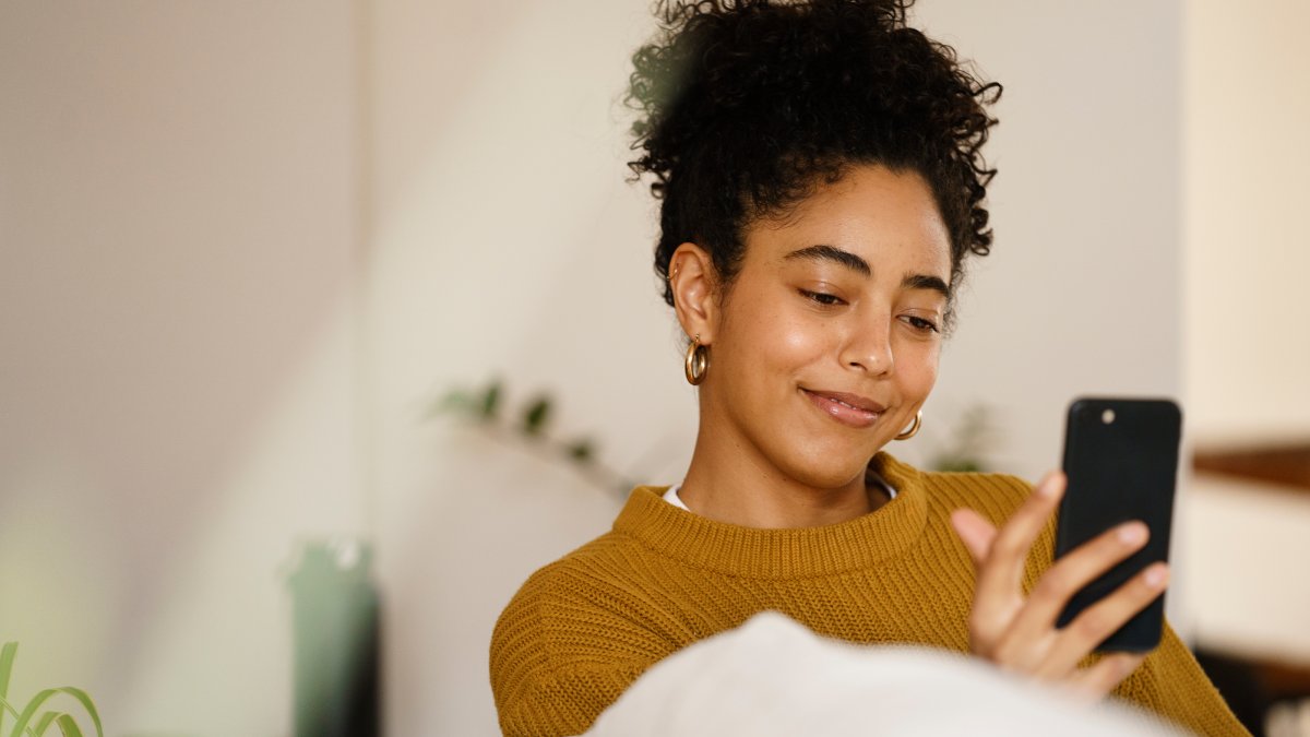 Novelas verticais são produção feita para ser assistida na tela do celular, com capítulos curtos e dinâmicos (Foto: Freepik)