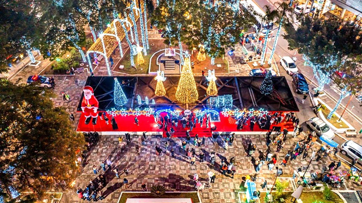 No ano passado, os moradores ficaram insatisfeitos com a falta de decoração e a ausência do papai noel. 