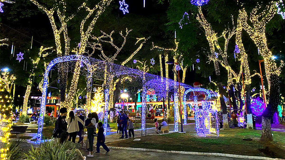 Natal Iluminado é uma das celebrações mais aguardadas pelos moradores e promete movimentar o comércio local, atrair visitantes e fortalecer o espírito natalino na cidade.